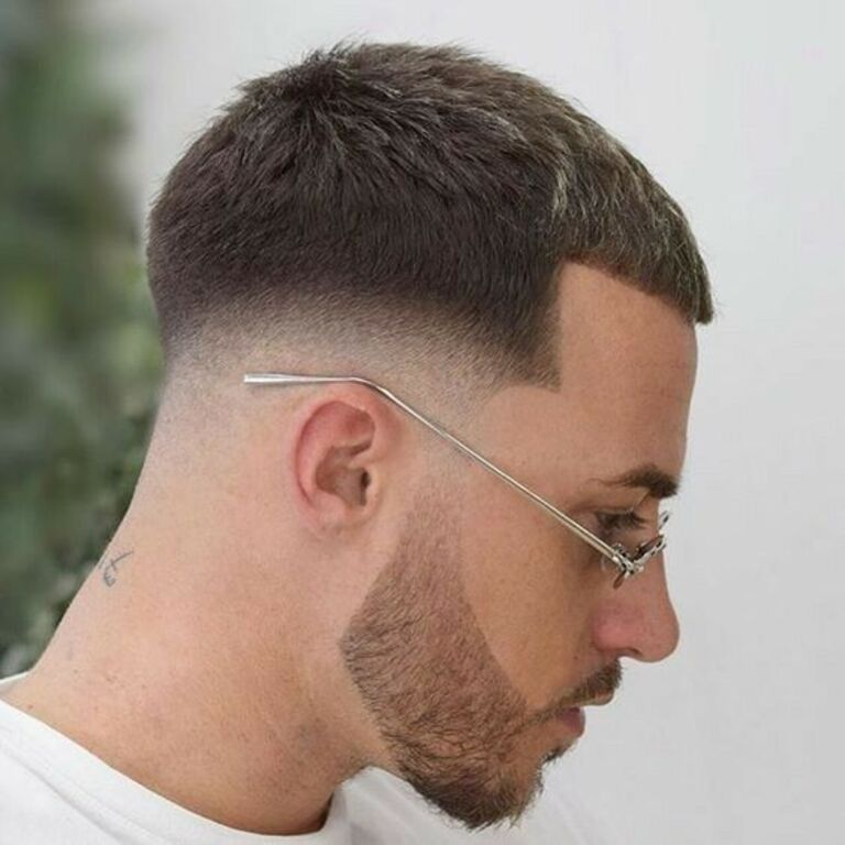 Moicano Disfarçado com V em 2023  Desenho de cabelo masculino, Aparência  de cabelo, Risco no cabelo masculino