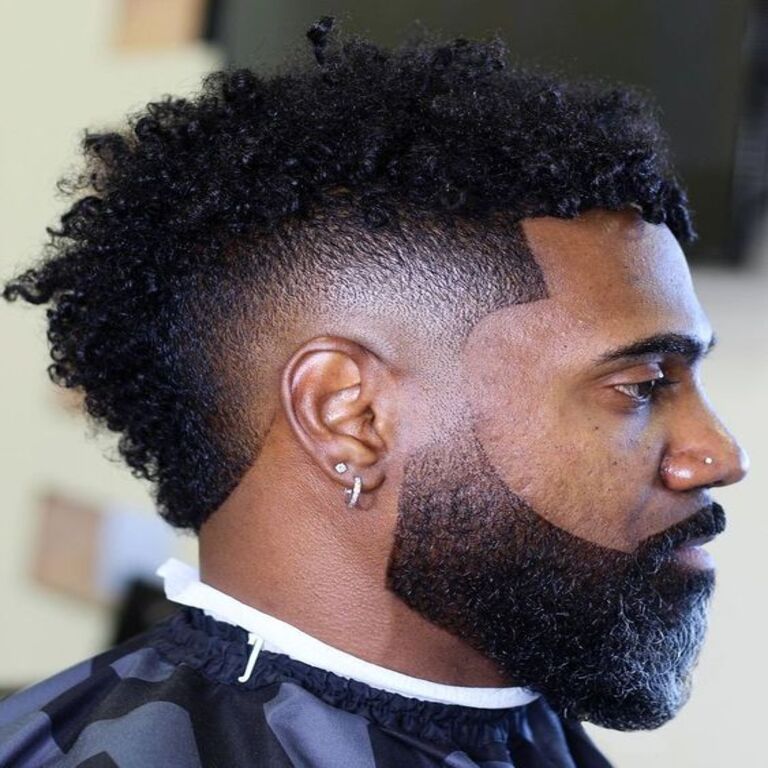 Moicano Disfarçado com V em 2023  Desenho de cabelo masculino, Aparência  de cabelo, Risco no cabelo masculino