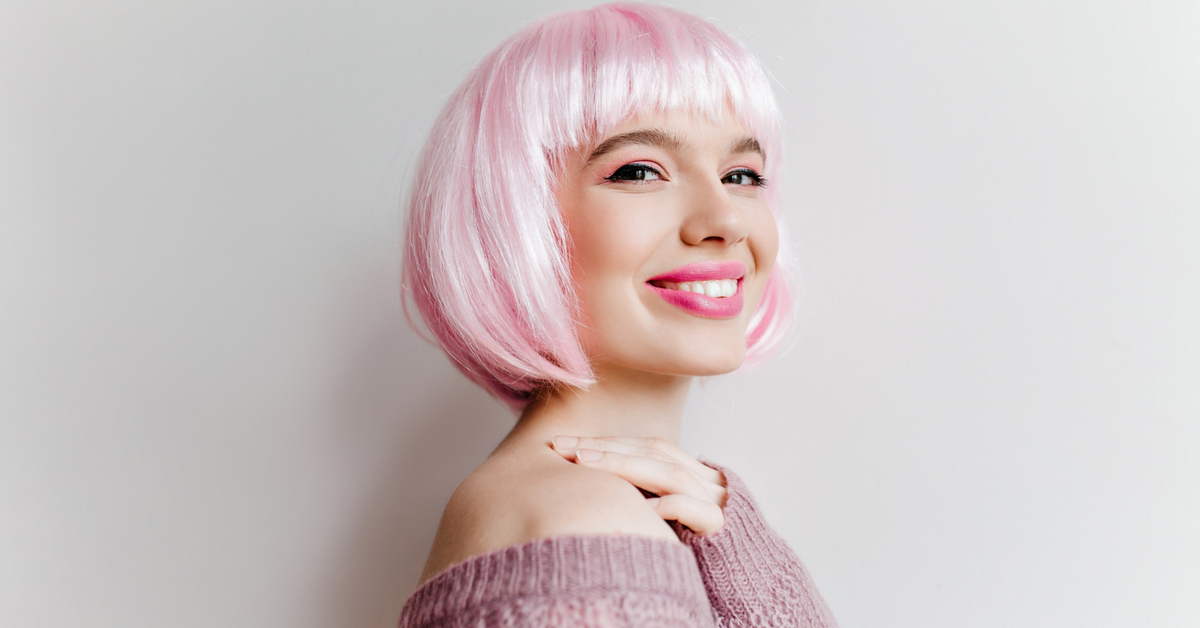 Cabelo castanho saudável. mulher bonita com cabelo lindo. penteado.